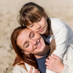 Madre abrazando a su hija, imagen representativa de una prueba de ADN de maternidad realizada por CEFEGEN.