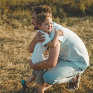 Padre e hijo, imagen representativa de una prueba de paternidad por ADN realizada por CEFEGEN.